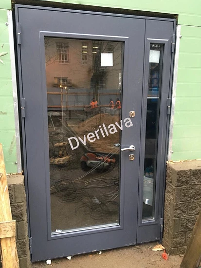 Входная уличная двупольная дверь с большим остеклением